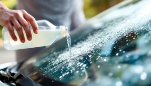 Perché si consiglia di versare l’aceto sul parabrezza dell’auto e a cosa serve